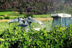 Traitement des vignes au Château d'Eyran