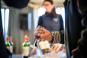 Verre de rouge lors d'une dégustation