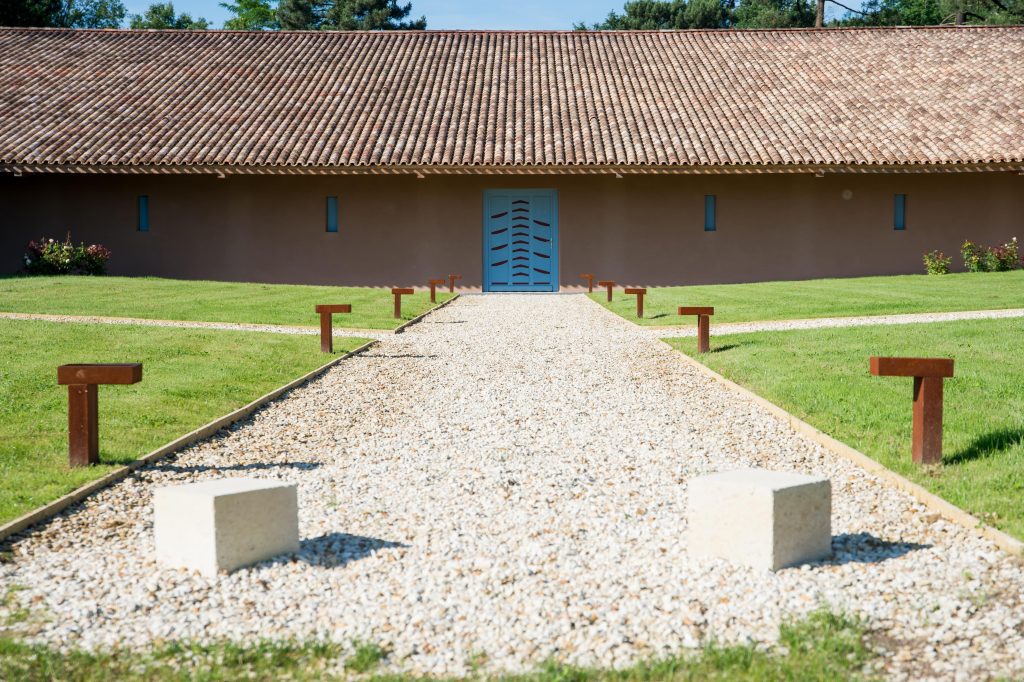 Allée extérieure vers le chai à barriques