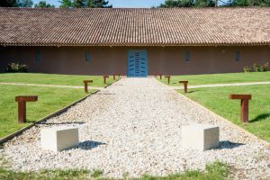 Allée extérieure vers le chai à barriques