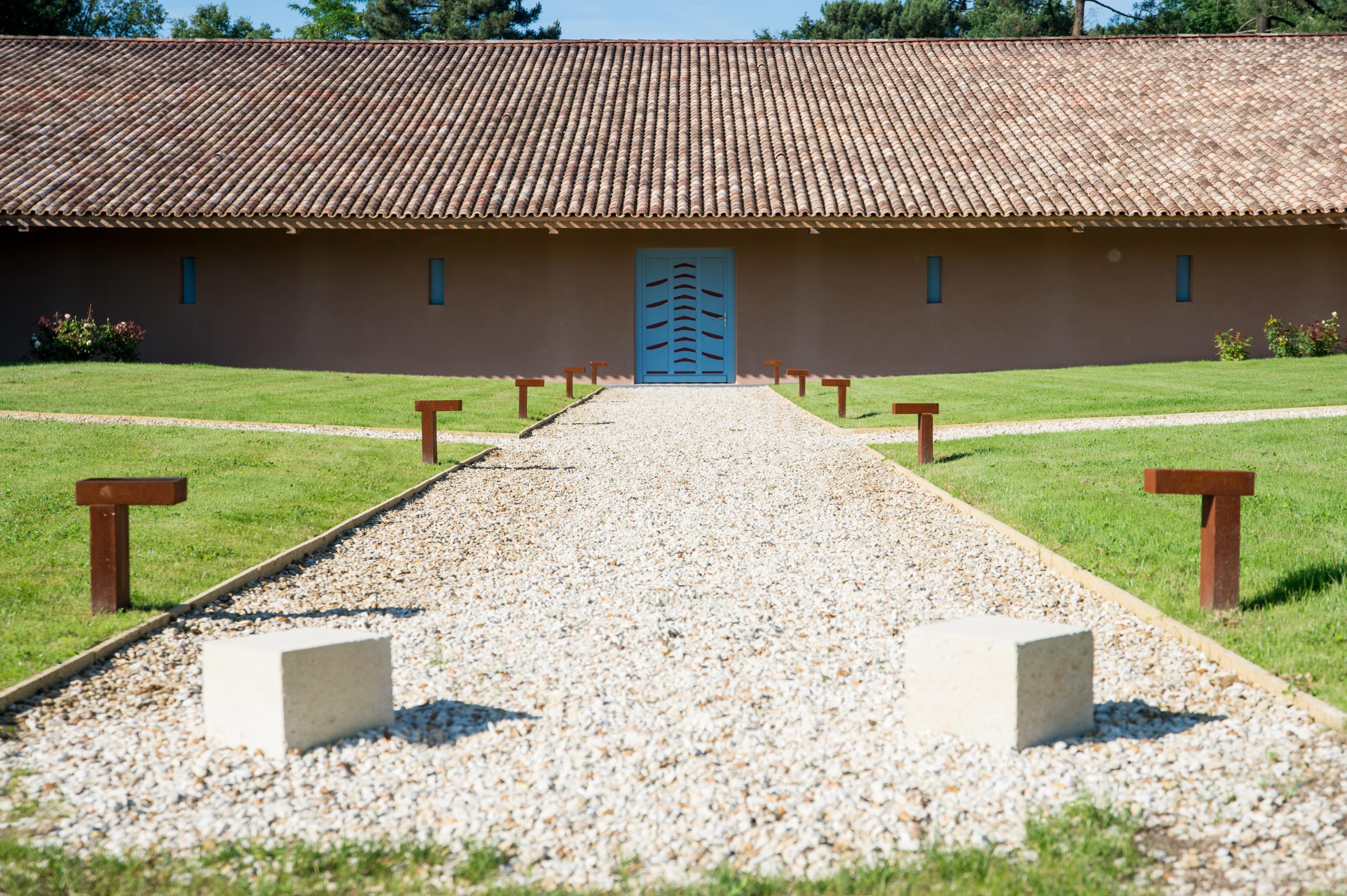 Allée extérieure vers le chai à barriques