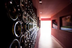 Couloir décoré pour des bouteilles de vin
