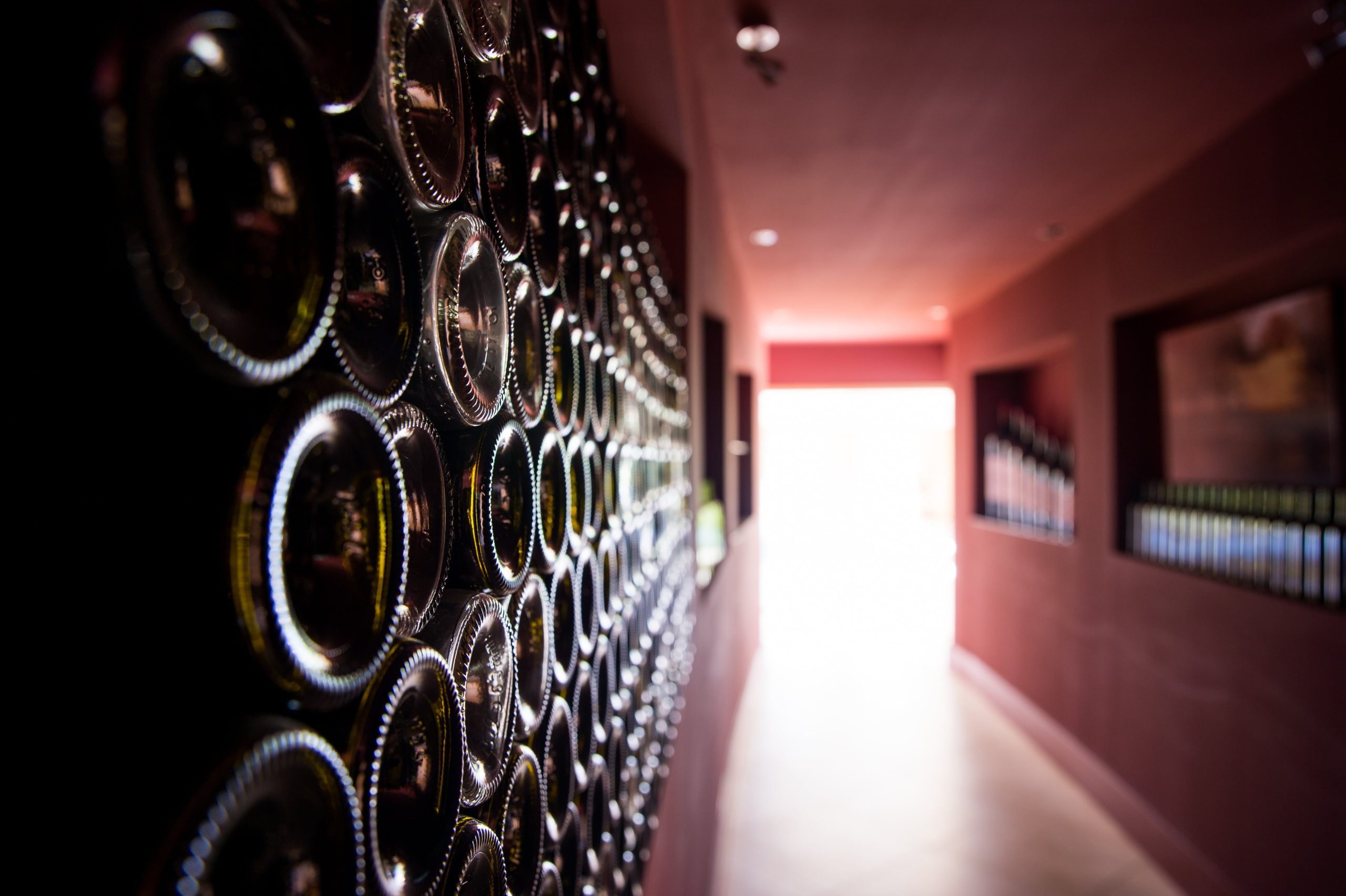 Couloir décoré pour des bouteilles de vin